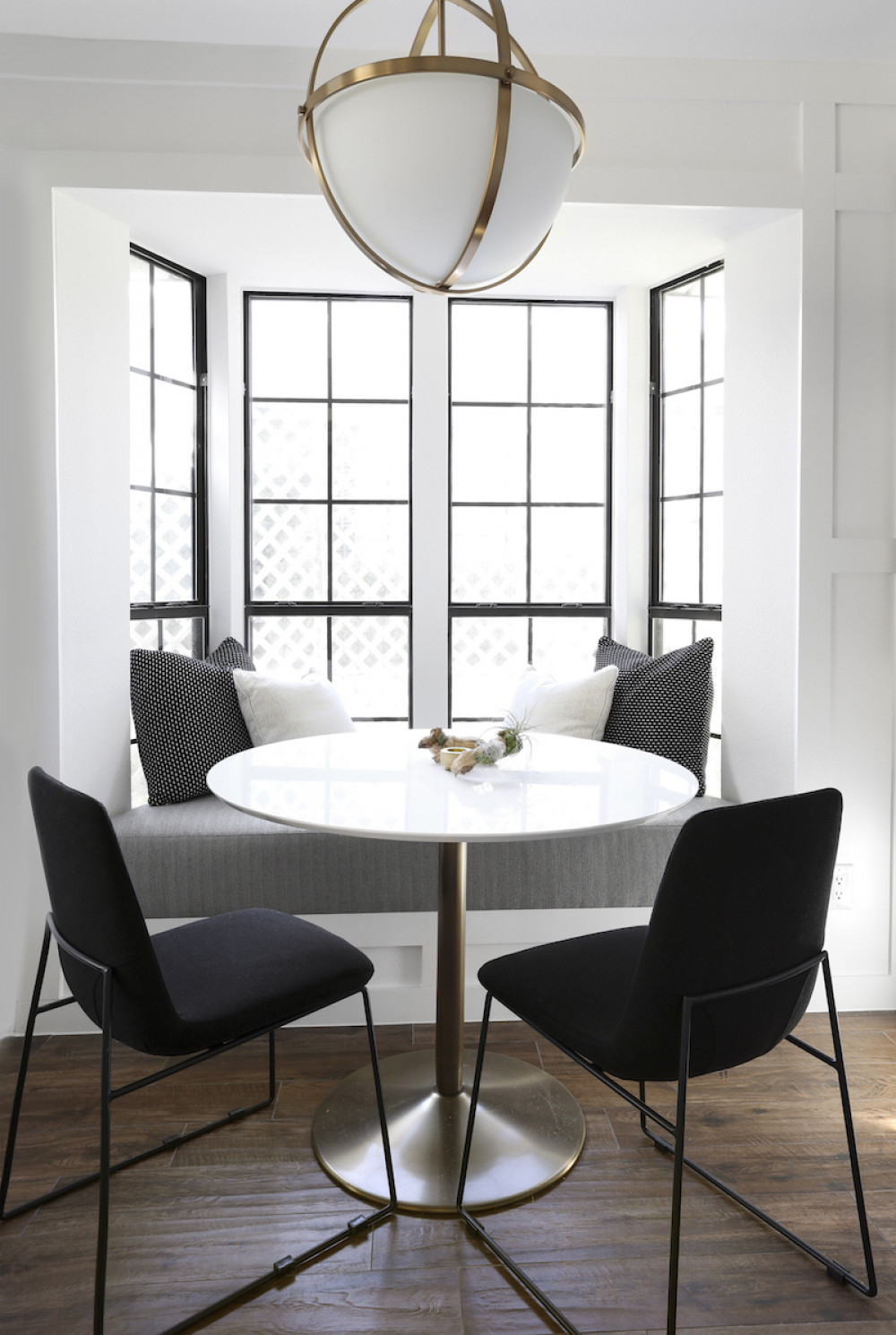 beyond-interior-design-kitchen-breakfast-table-window-seat