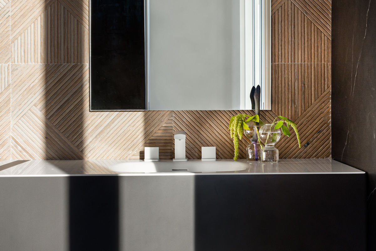 beyond-itnerior-design-black-countertop-wood-backsplash-bathroom