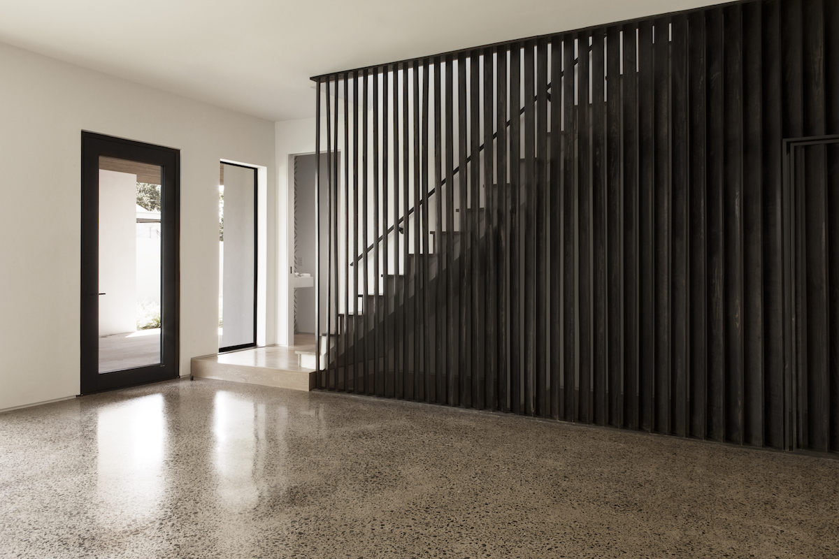 beyond-itnerior-design-living-room-design-staircase-divider-wall
