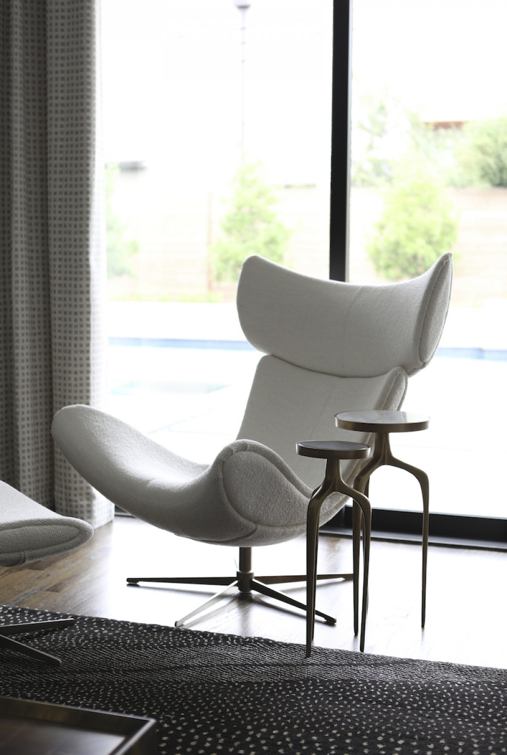 egg-accent-chair-living-room-design-dallas-tx