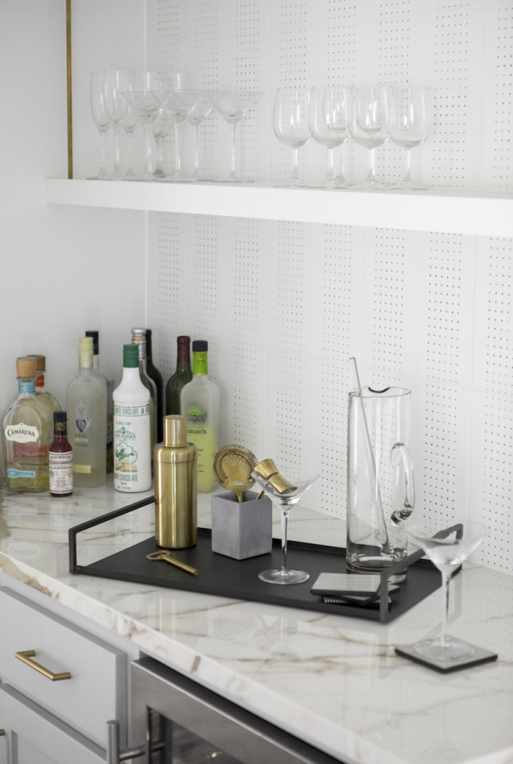 home-bar-kitchen-design-glasses-shelf-drink-tray