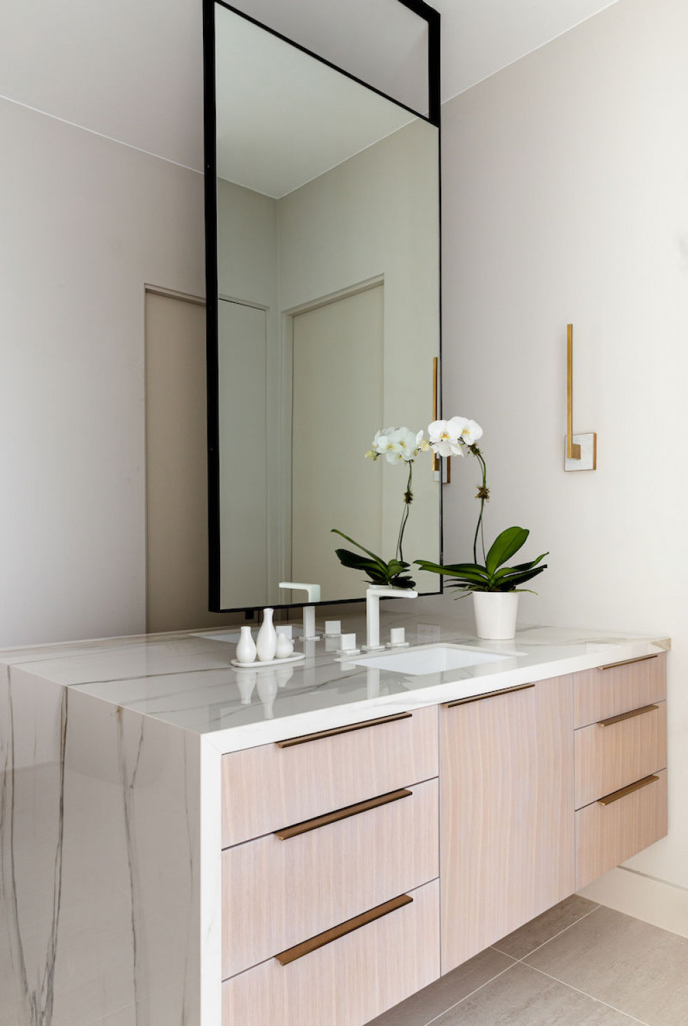 powder-room-interior-design-marble-vanity-countertop