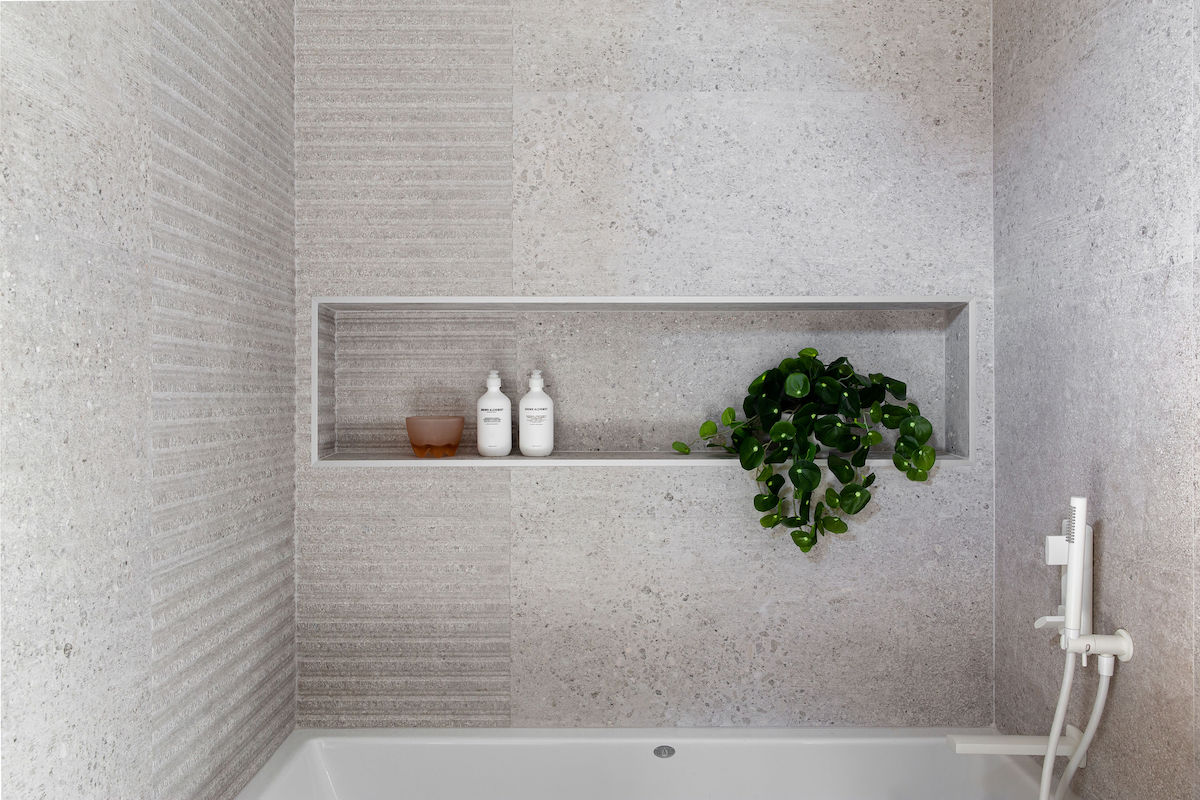 shower-tub-shelf-indoor-plant-shampoo-shelf-interior-design
