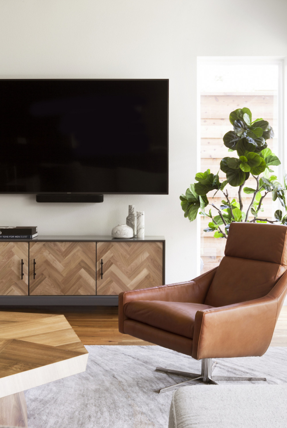 swivel-leather-chair-interior-design-living-room