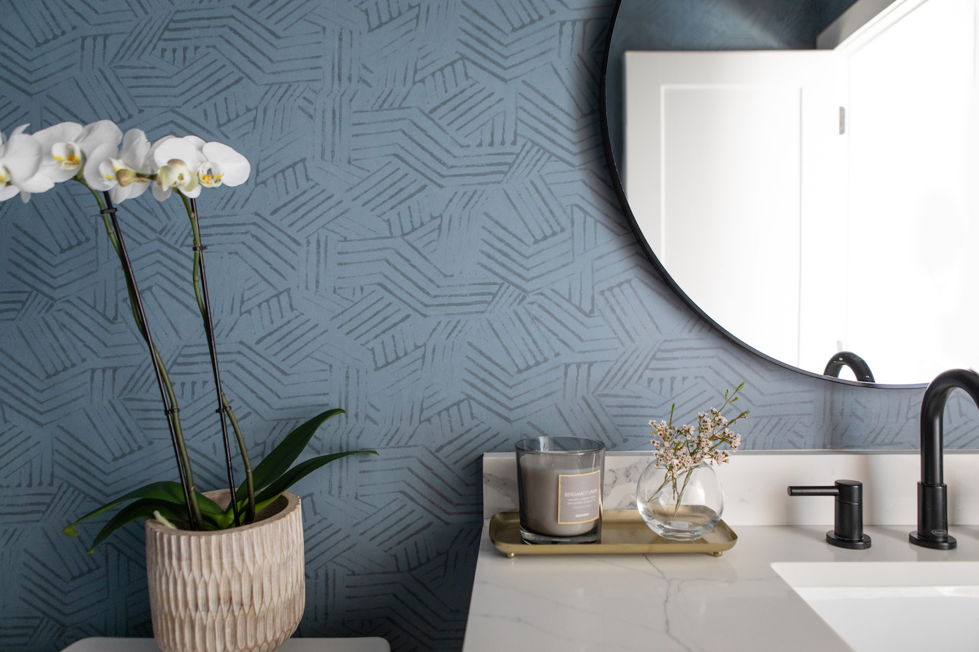 bathroom-interior-design-blue-geometric-pattern-wallpaper