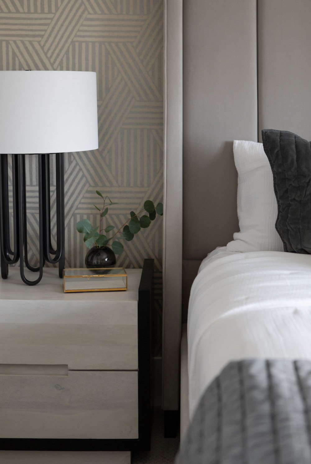 bedroom-nighstand-design-black-lamp