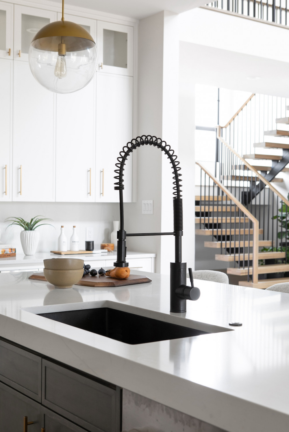black-kitchen-sink-faucet