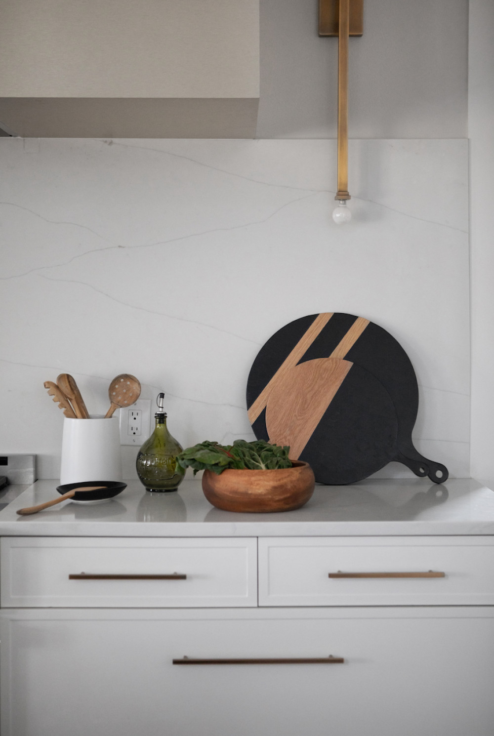 kitchen-interior-design-cutting-boards-wooden-utensils