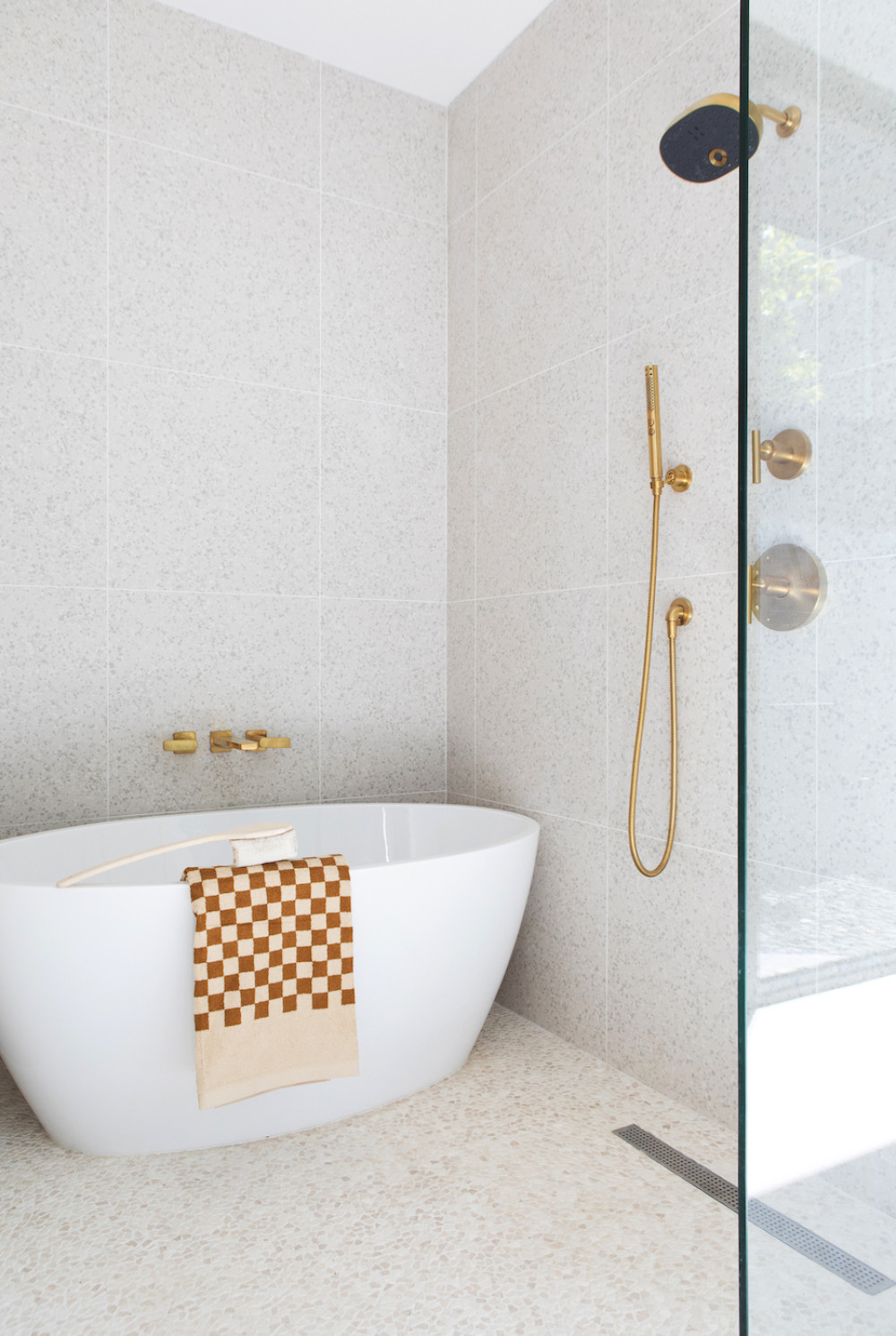 beyond-interior-design-white-tub-bathroom-dallas-tx