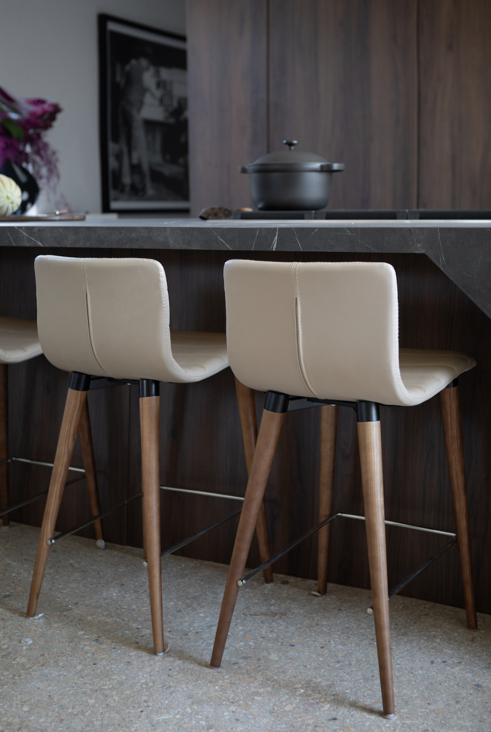 interior-design-kitchen-blach-high-chairs