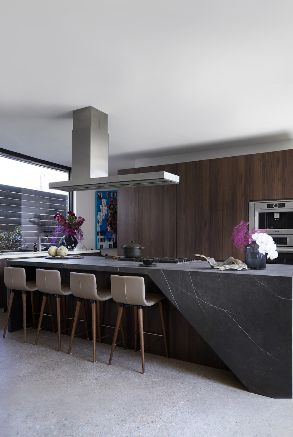 interior-design-kitchen-island-marble-black